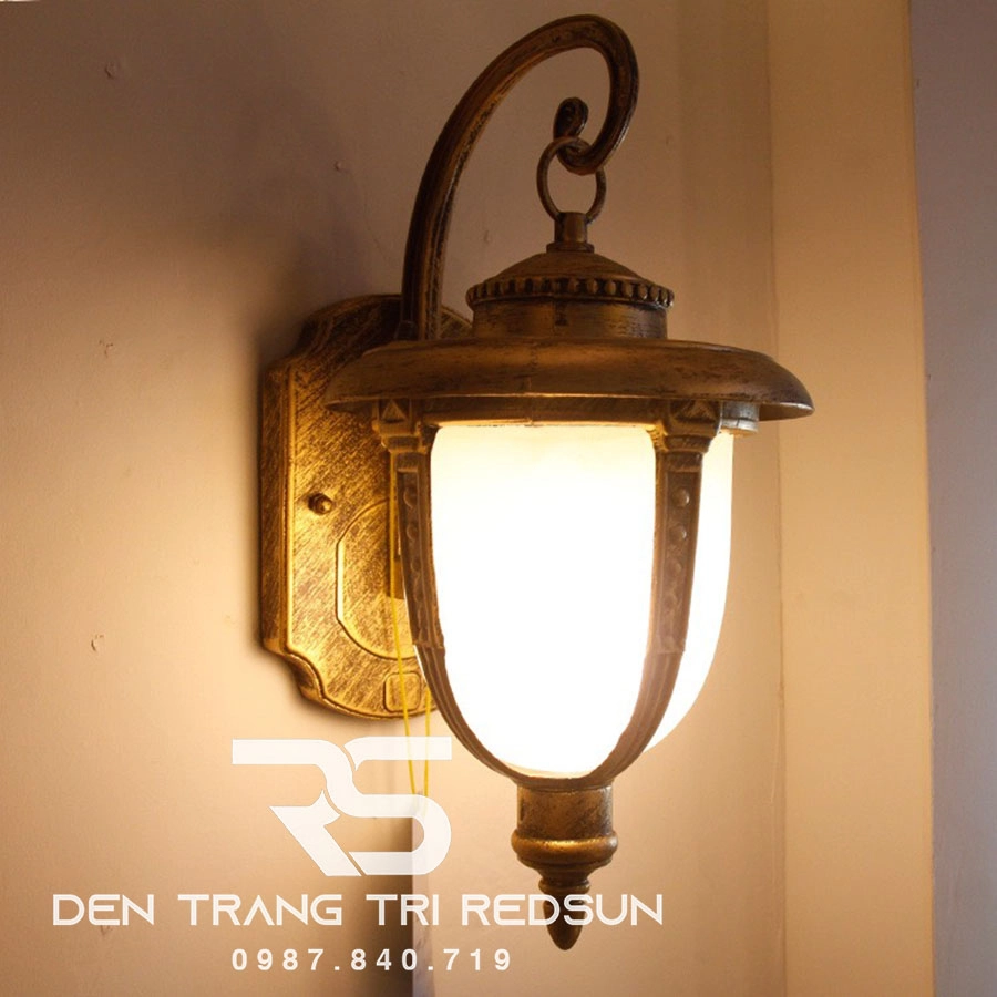 Đèn tường cổ điển họa tiết cầu kỳ giúp tạo điểm nhấn cho không gian