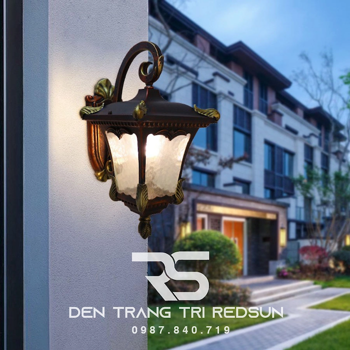 Đèn tường ngoài trời tân cổ điển phù hợp với nhiều không gian khác nhau