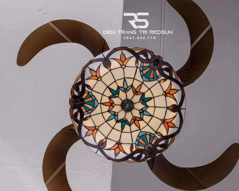 Quạt đèn trần cánh cụp được tích hợp 3 chức năng trong 1