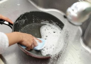 WHY YOU NEVER WASH HOT PANS IN COLD WATER WHY YOU NEVER WASH HOT PANS IN COLD WATER