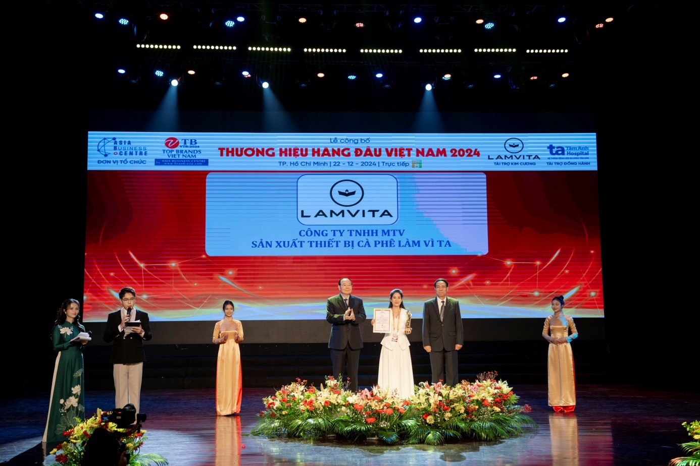 Đại diện LAMVITA nhận giải thưởng TOP 1 – Nhà sản xuất máy pha cà phê tiên phong hàng đầu Việt Nam 2024 từ Ban tổ chức.