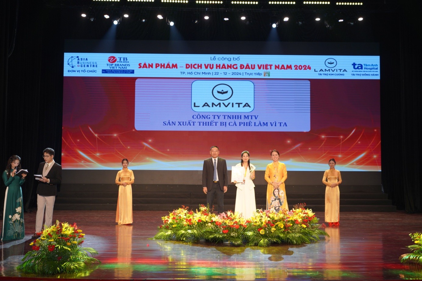 Đại điện Lamvita – Bà Nguyễn Thúy An nhận giải thưởng Sản phẩm – Dịch vụ Hàng đầu Việt Nam 2024