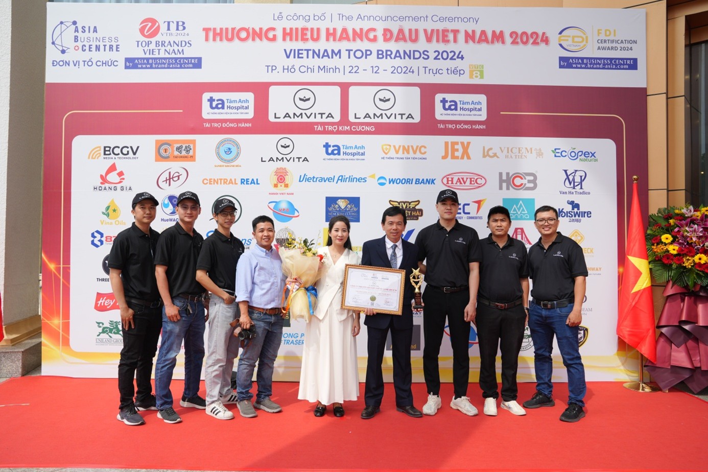 Tập thể LAMVITA chụp ảnh lưu niệm sau chương trình