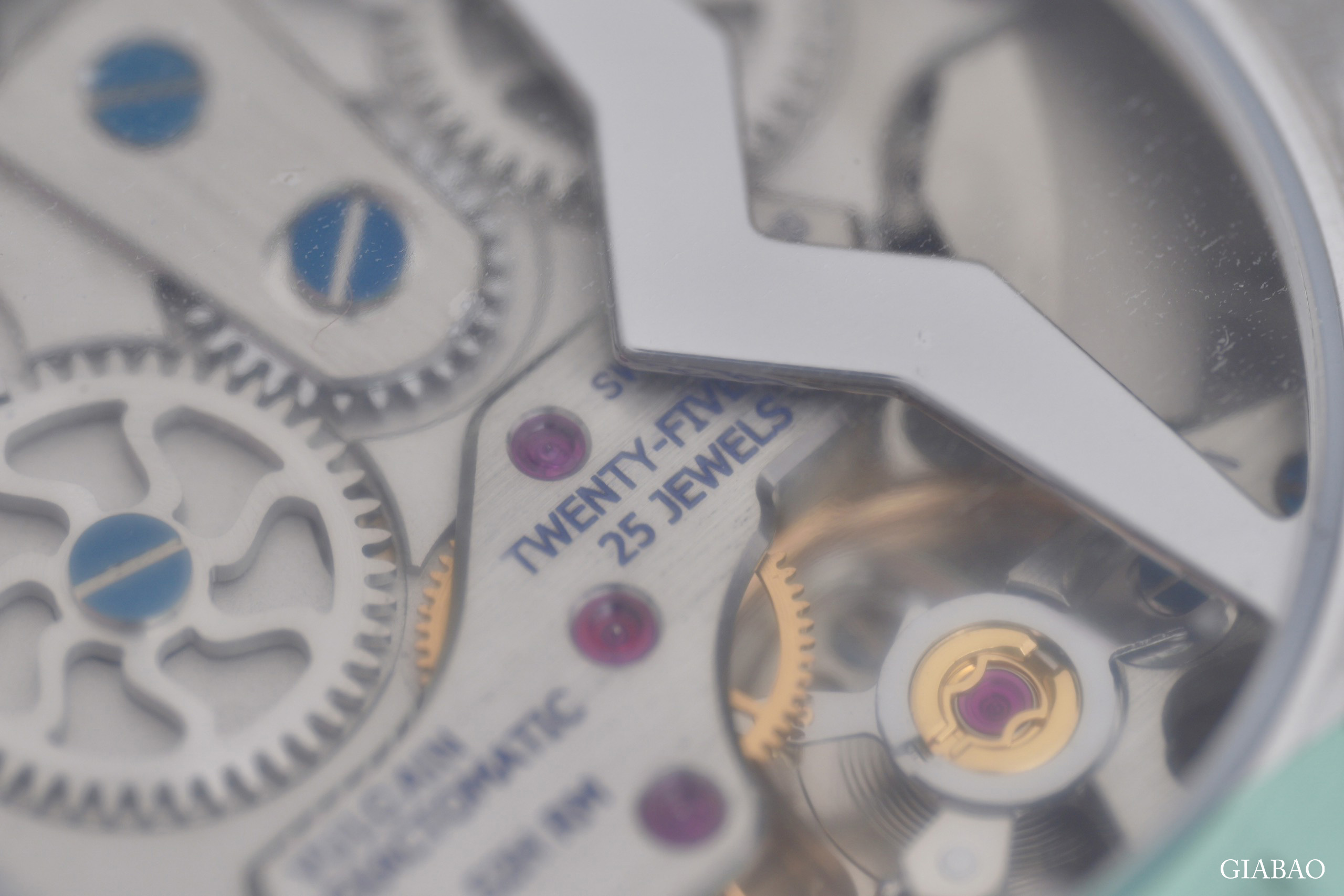 Đồng hồ đeo tay thương hiệu Vulcain, dòng sản phẩm Cricket President, Ref no: 100273A80.BAC201 Vulcain, dòng sản phẩm Cricket President, Ref no: 100273A80.BAC201, mặt số màu cá hồi size 39mm, máy lên cót tay, vỏ đồng hồ thép không gỉ 316L, dây da bê màu đen, mới 100%