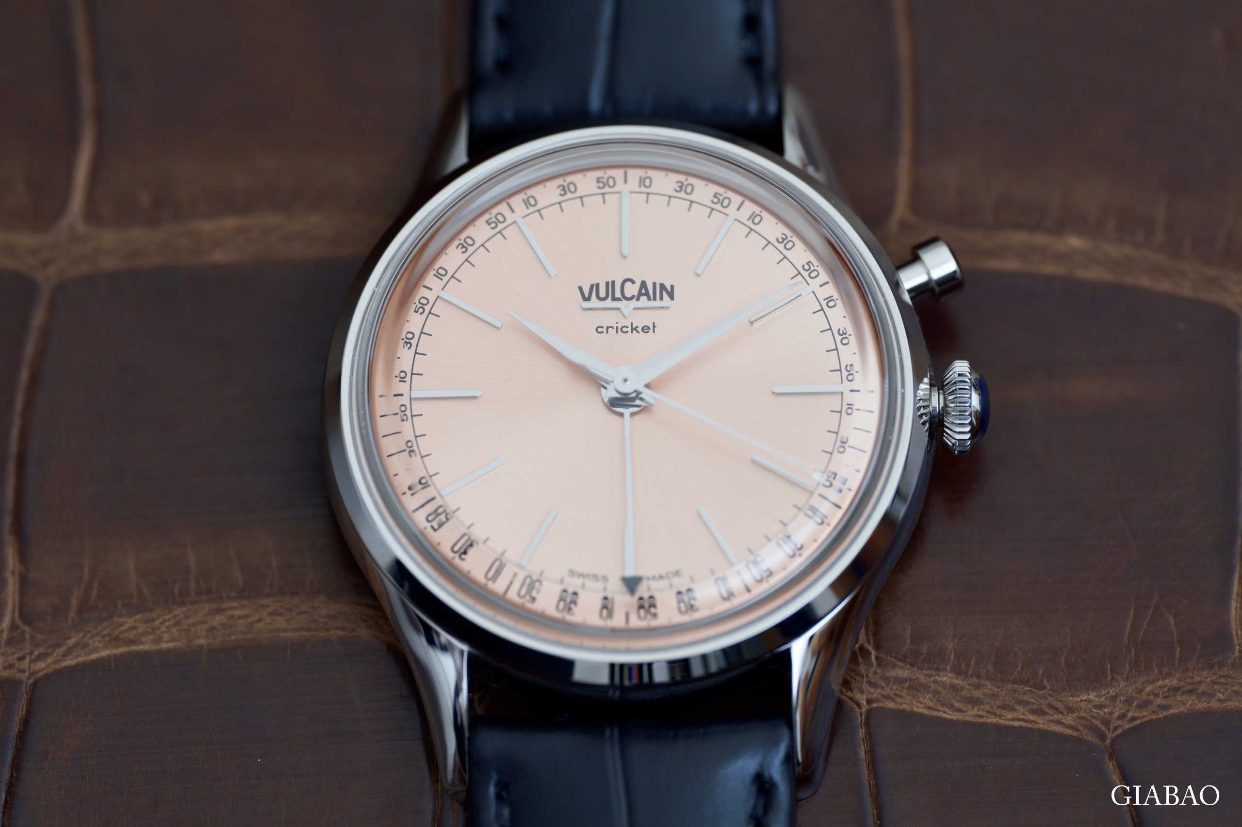 Đồng hồ đeo tay thương hiệu Vulcain, dòng sản phẩm Cricket President, Ref no: 100273A80.BAC201 Vulcain, dòng sản phẩm Cricket President, Ref no: 100273A80.BAC201, mặt số màu cá hồi size 39mm, máy lên cót tay, vỏ đồng hồ thép không gỉ 316L, dây da bê màu đen, mới 100%