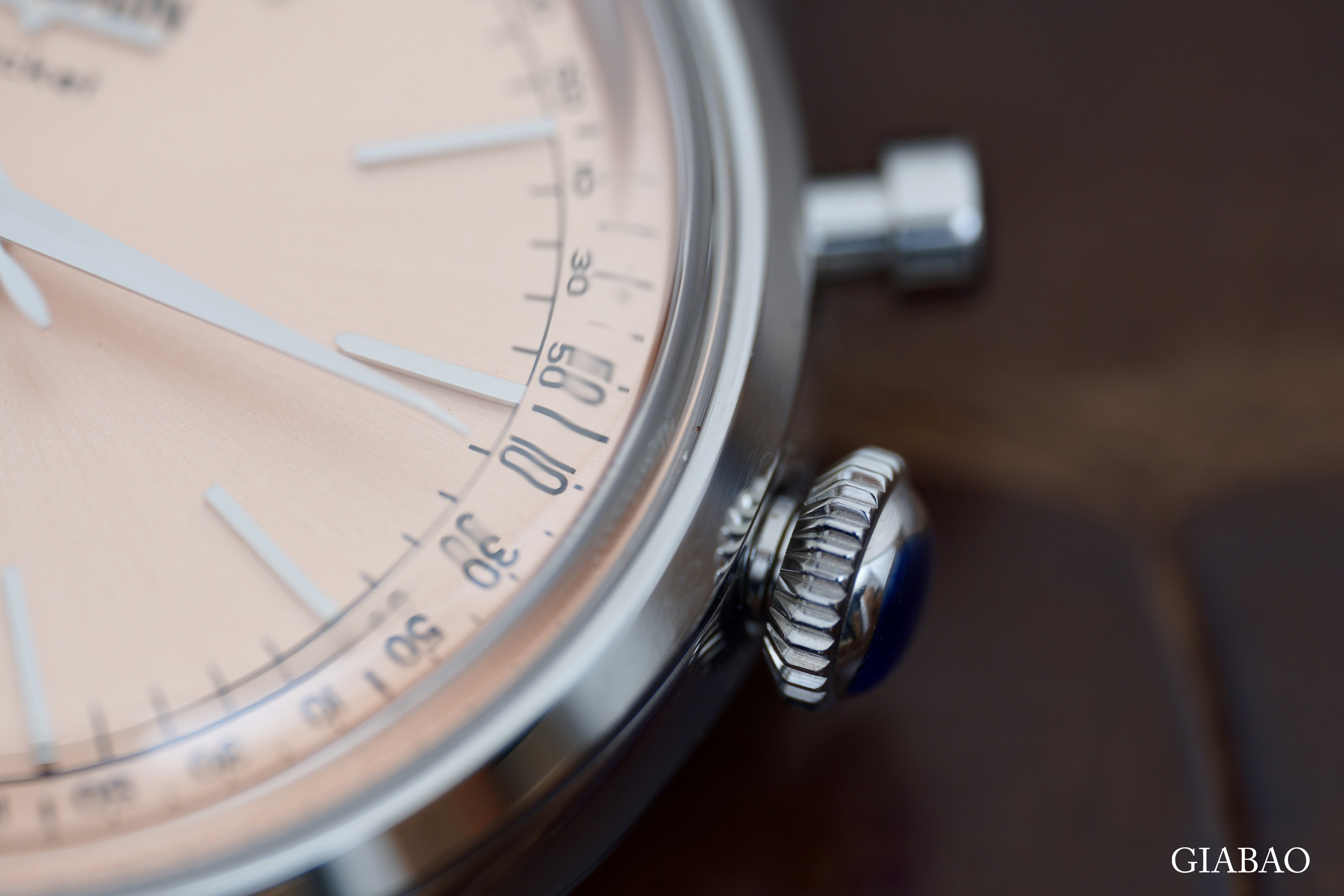 Đồng hồ đeo tay thương hiệu Vulcain, dòng sản phẩm Cricket President, Ref no: 100273A80.BAC201 Vulcain, dòng sản phẩm Cricket President, Ref no: 100273A80.BAC201, mặt số màu cá hồi size 39mm, máy lên cót tay, vỏ đồng hồ thép không gỉ 316L, dây da bê màu đen, mới 100%