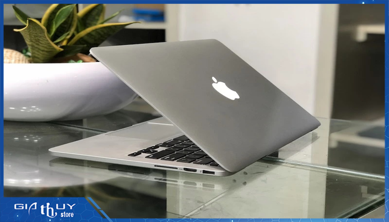 Macbook pro 15 sỡ hữu Logo apple sáng cực kì sang trọng