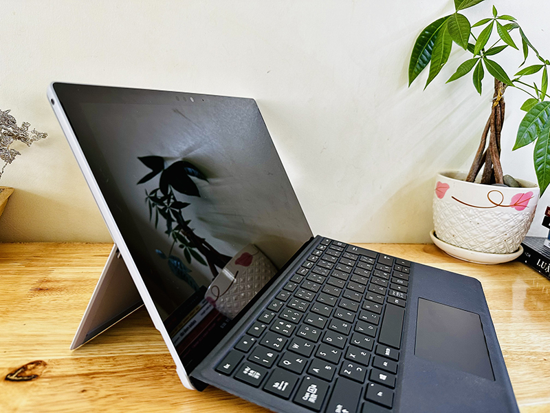 Surface Pro 5 i5 giá rẻ BMT - Gò Vấp, tphcm.