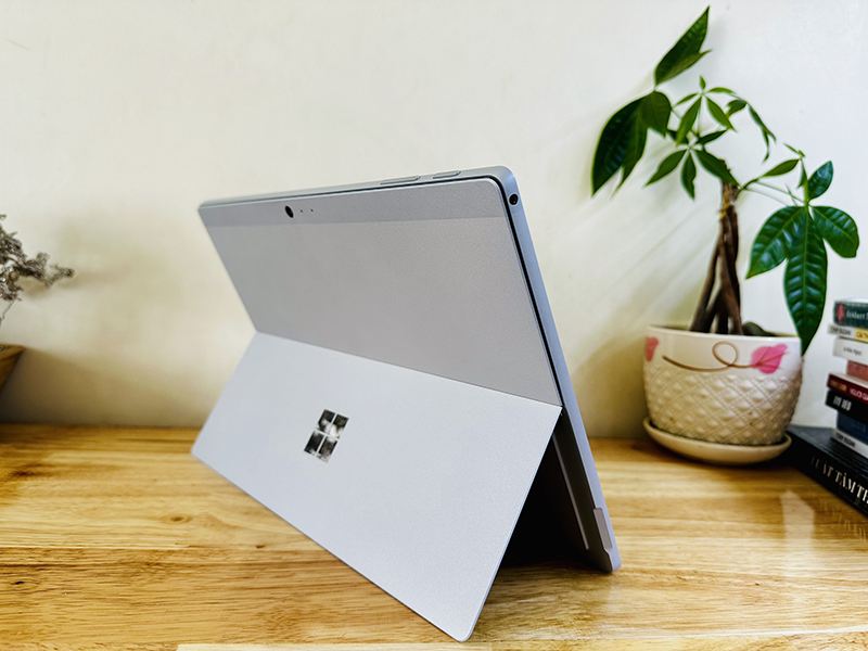 Surface Pro 5 i5 giá rẻ BMT - Gò Vấp, tphcm.