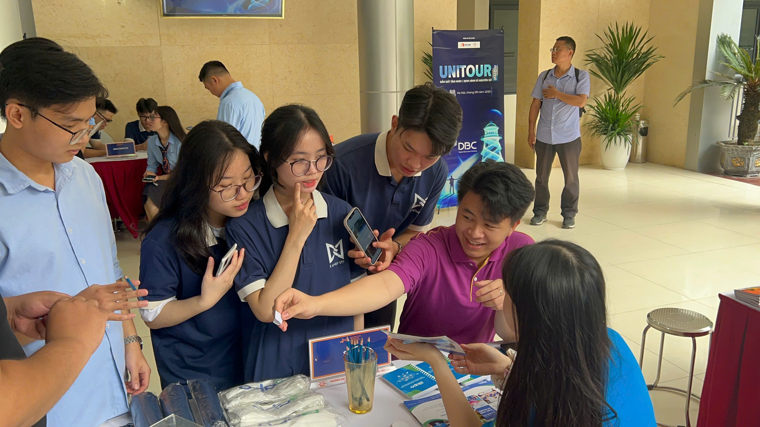 Các bạn sinh viên tham gia minigame tại Sapo booth