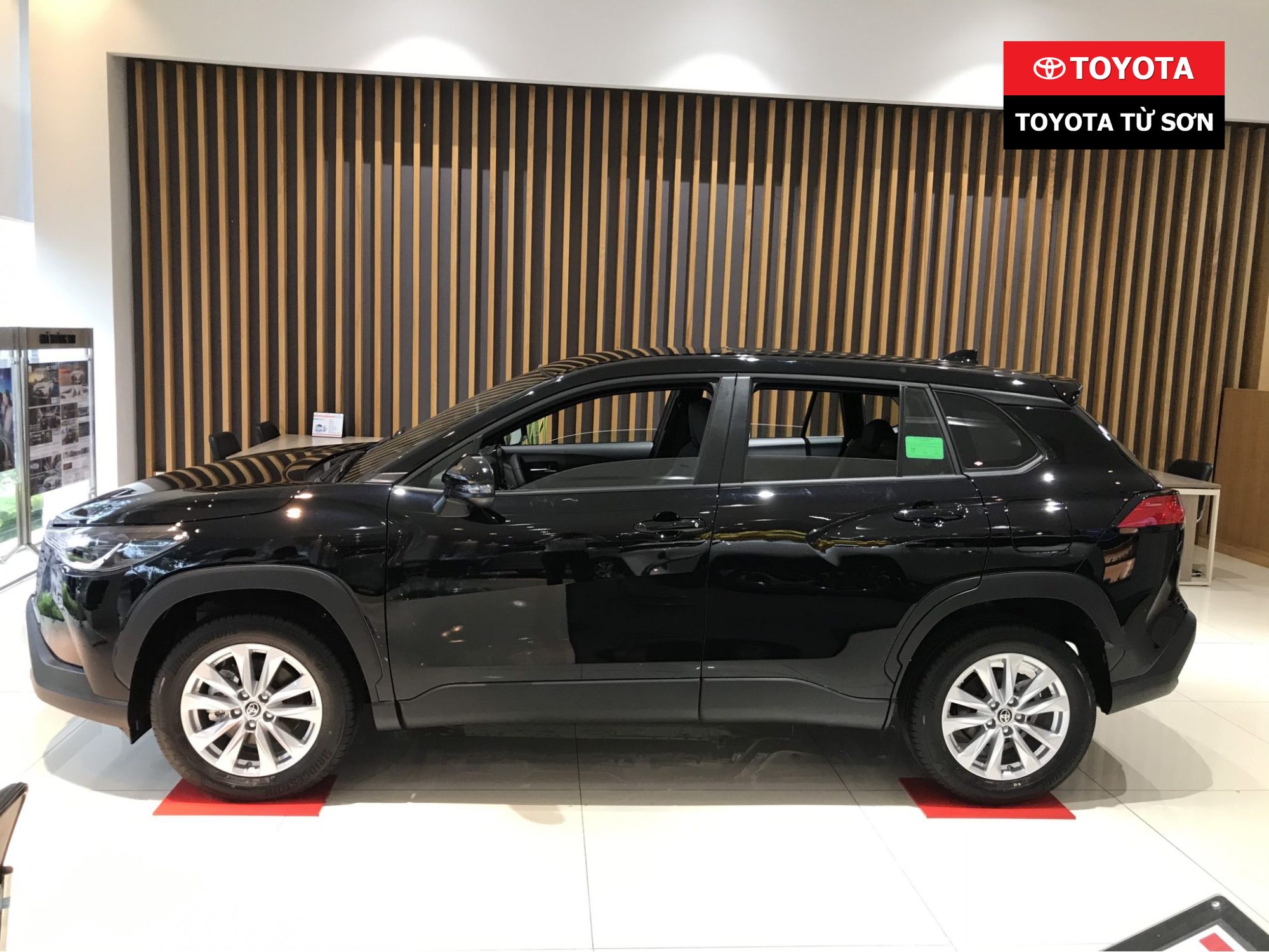 thân xe Toyota Corolla Cross 1.8g