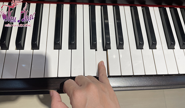 Đặt ngón út lên nốt Sol