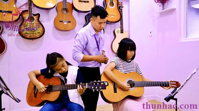 (Khóa học guitar cho trẻ tại Thu Nhạc TP.HCM)