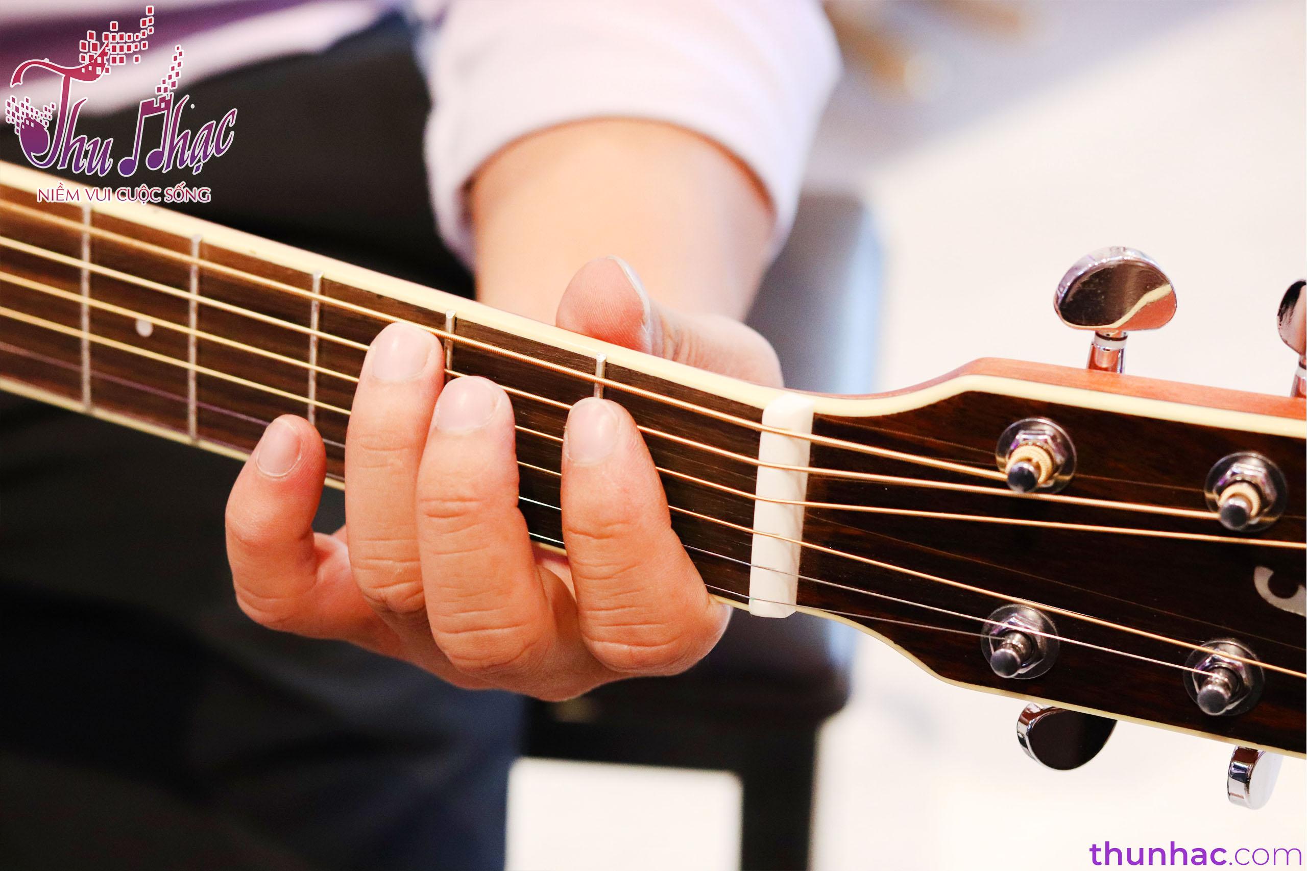 Cách bấm đàn guitar cho người mới bắt đầu