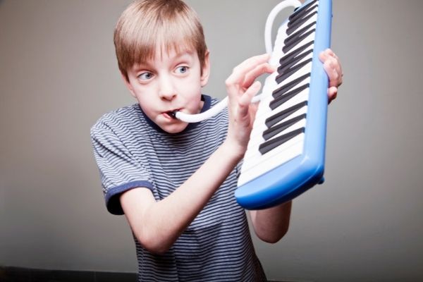 Bé chơi đàn melodion