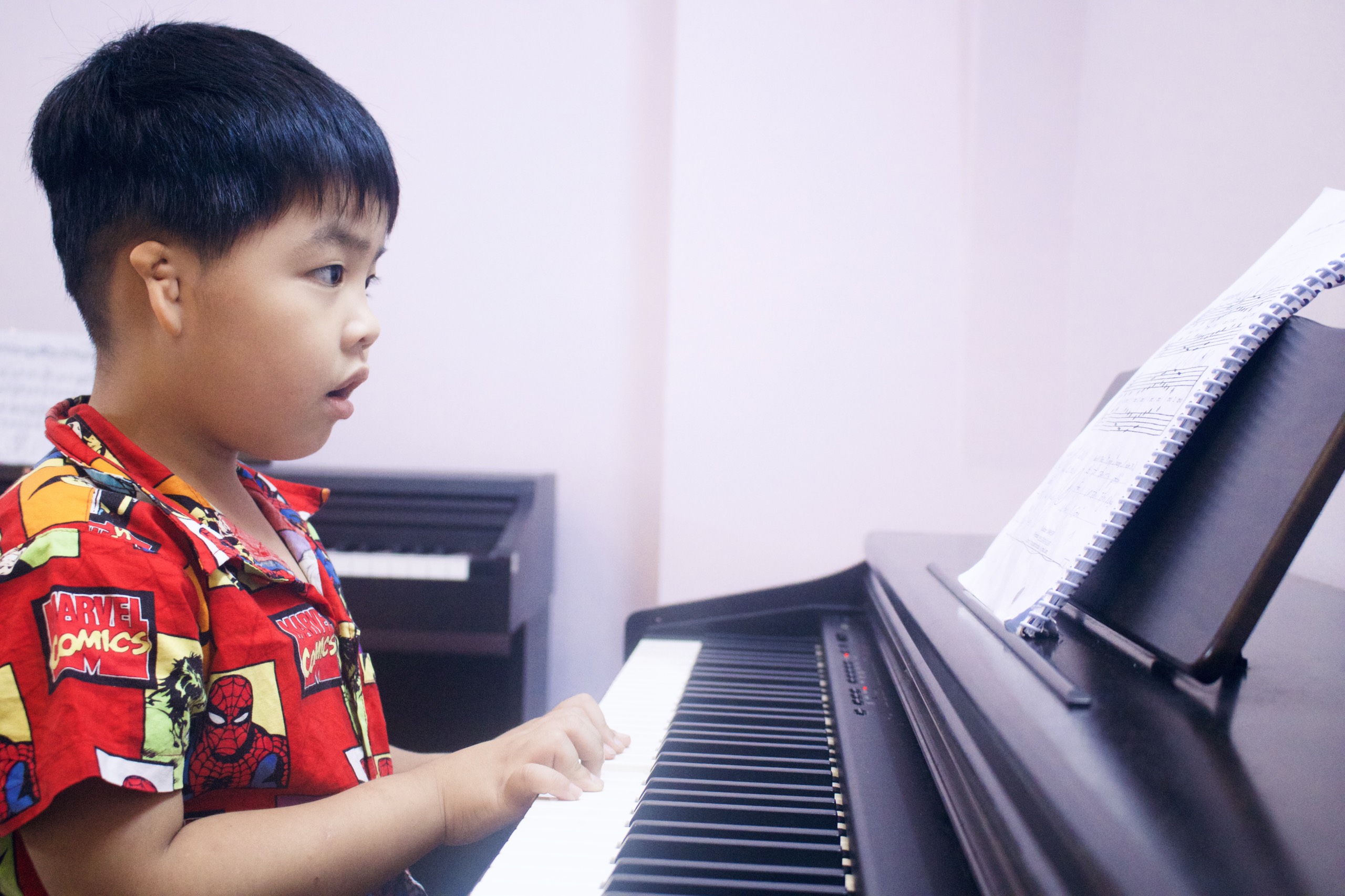  bé bắt đầu học đàn Piano từ sớm