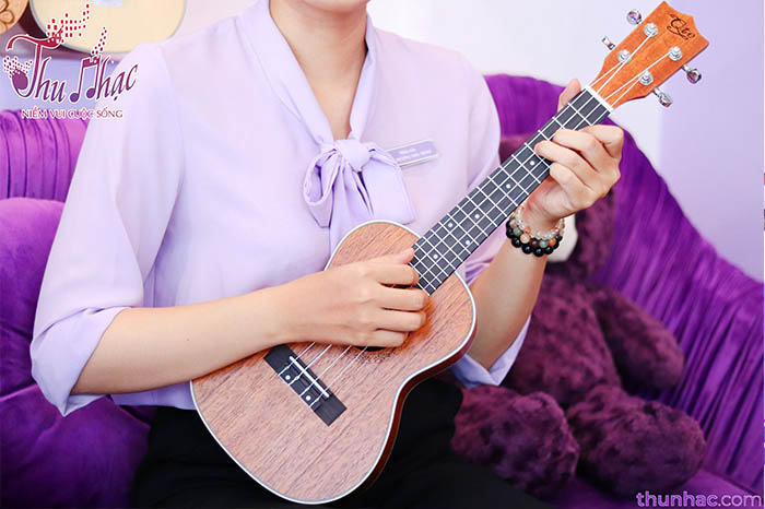 Tư thế chơi đàn ukulele chuẩn