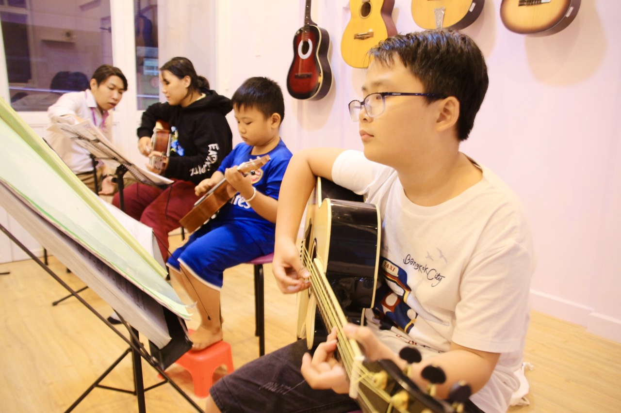 Cách chọn đàn guitar phù hợp với bé