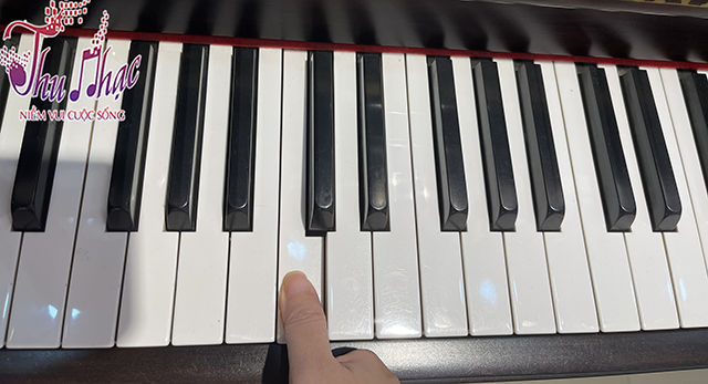 Đặt ngón cái lên nốt Đô