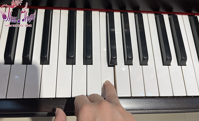 Đặt ngón áp út lên nốt Fa