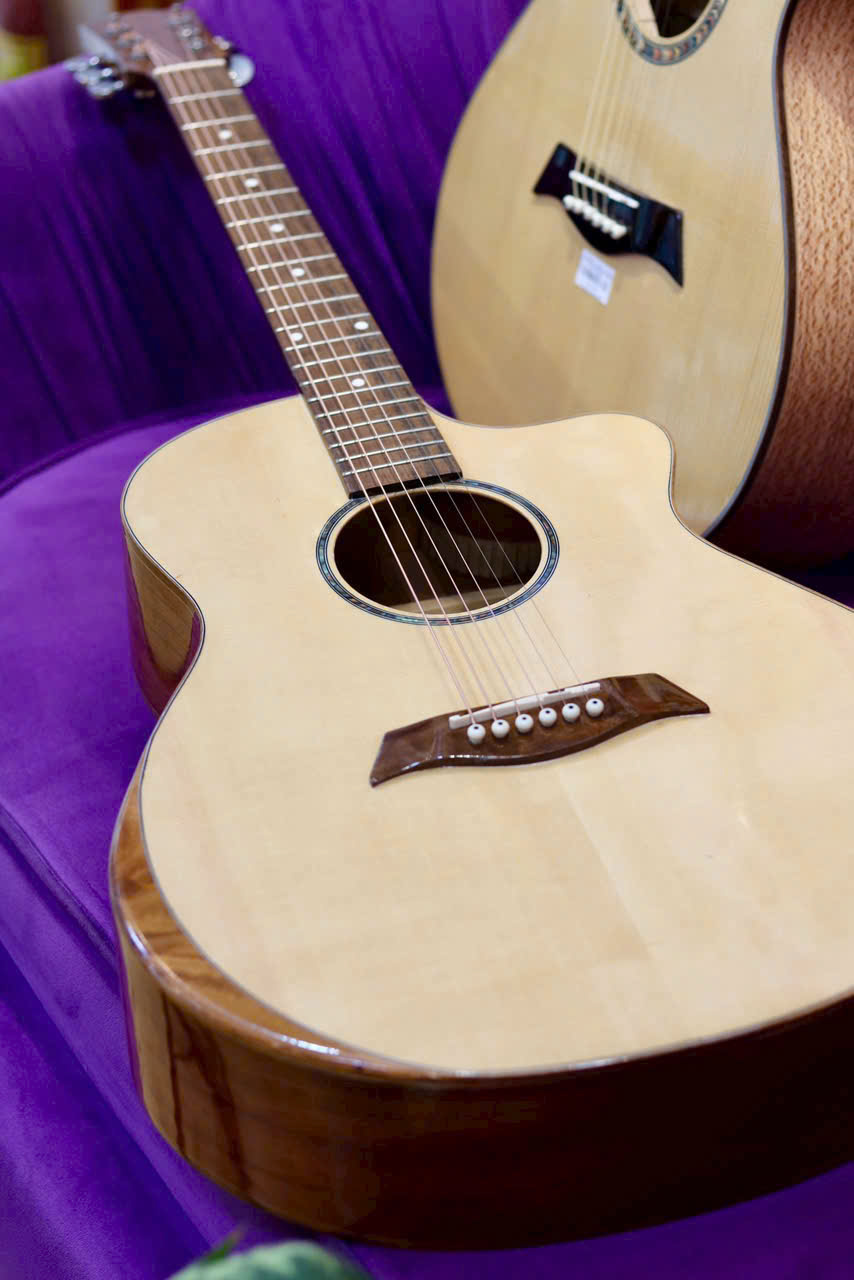 Sửa cần đàn guitar tại Tân Sơn Nhì bị cong vênh