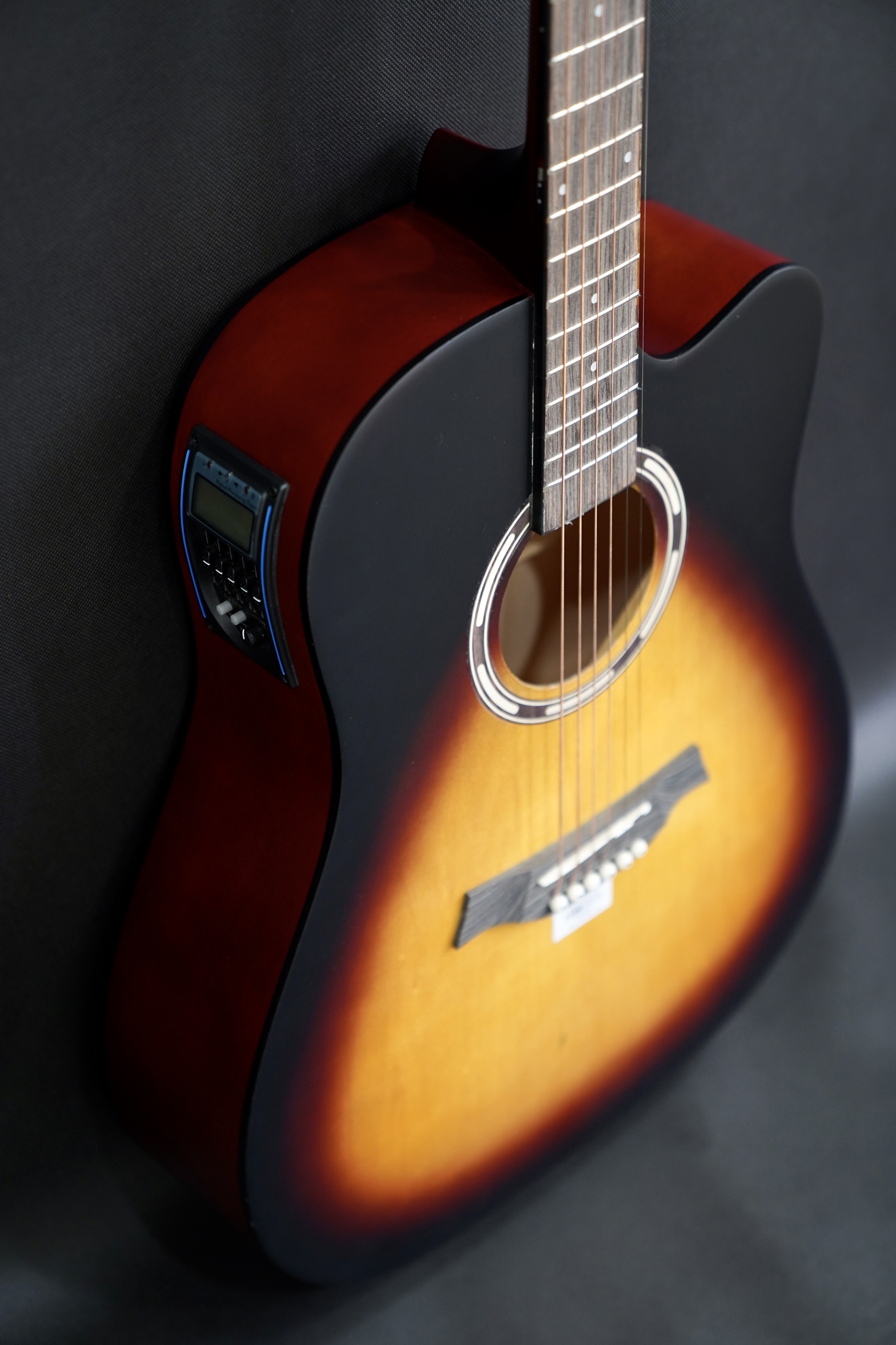 Mẫu đàn guitar có EQ