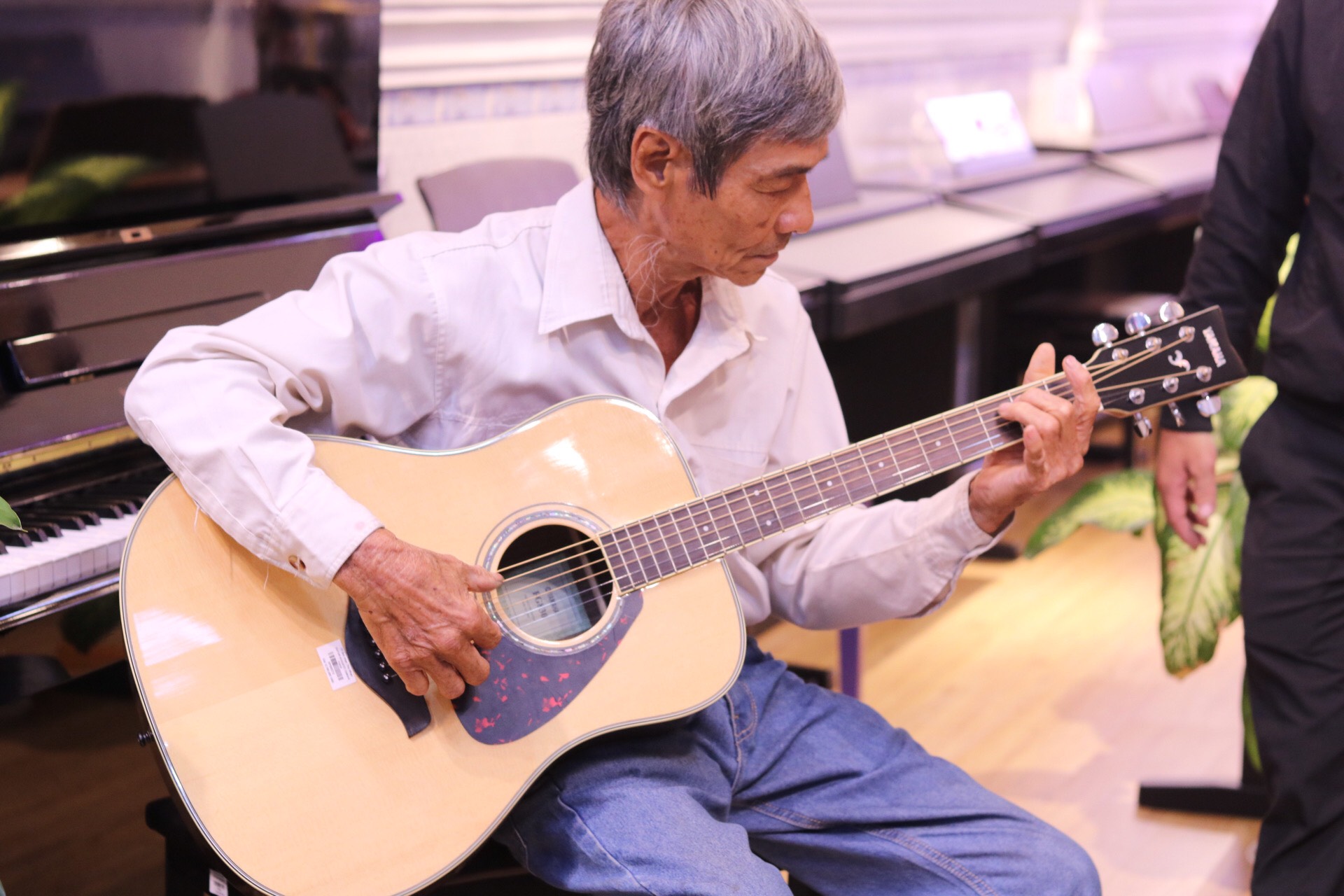 Địa điểm mua đàn guitar quận Tân Phú
