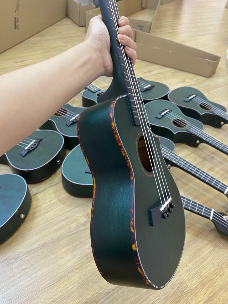 Ukulele gỗ dáng khuyết