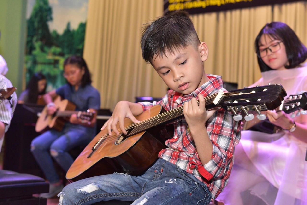 Nơi học đàn guitar cho bé và người lớn tại quận Tân Phú hiệu quả