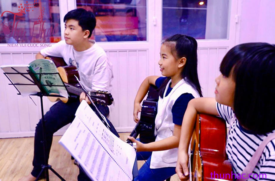 LỚP GUITAR CO BẢN CHO BÉ