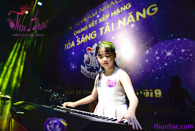 Cho bé học đàn organ hay đàn piano