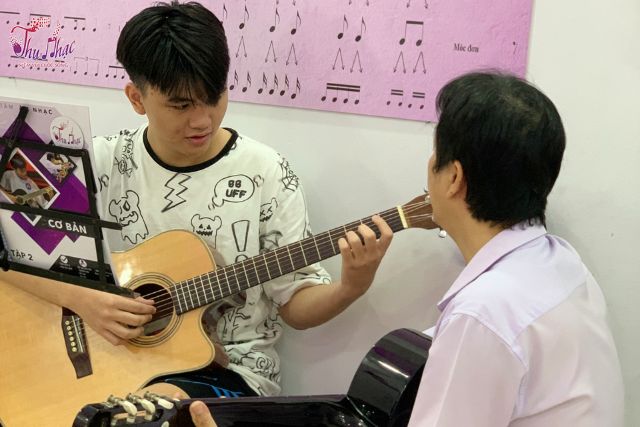 Giáo viên dạy đàn guitar uy tín