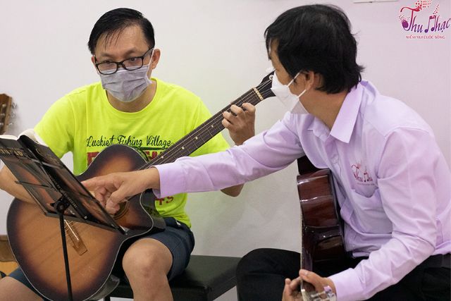 Lớp học đàn guitar cho người lớn tuổi tại quận Tân Phú