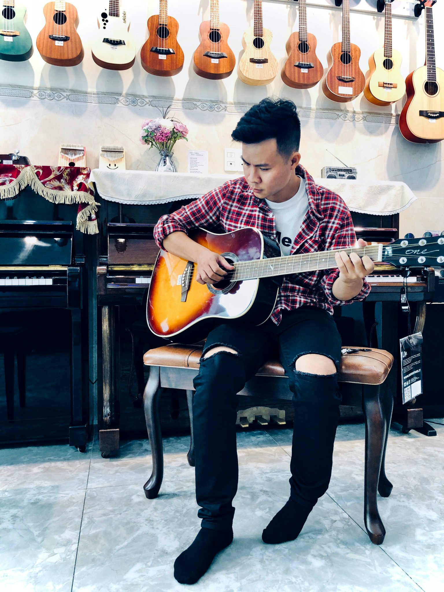 Học guitar bao lâu chơi được