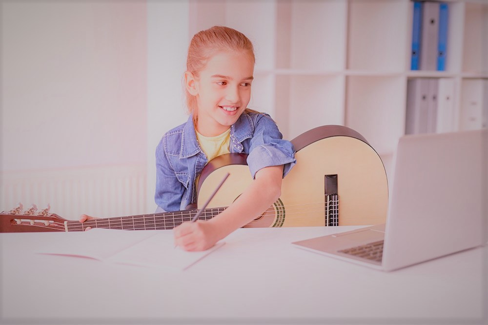 Ưu điểm của học đàn guitar online