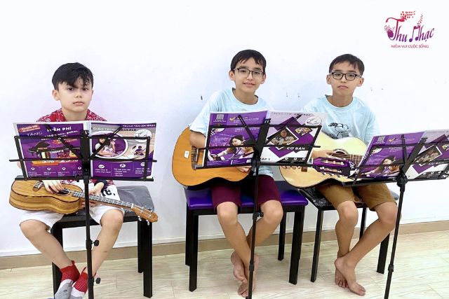 Khóa học guitar phím lõm nhóm lớp