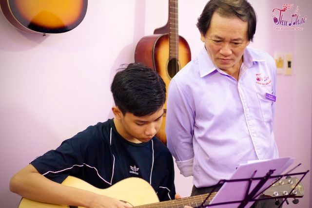 Học đàn guitar 1 kèm 1 chất lượng