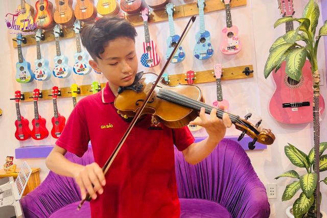 Tư thế tay trái để cầm đàn violin