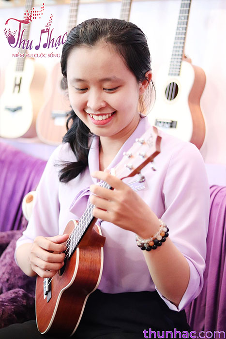 Cách cầm đàn ukulele đúng kỹ thuật