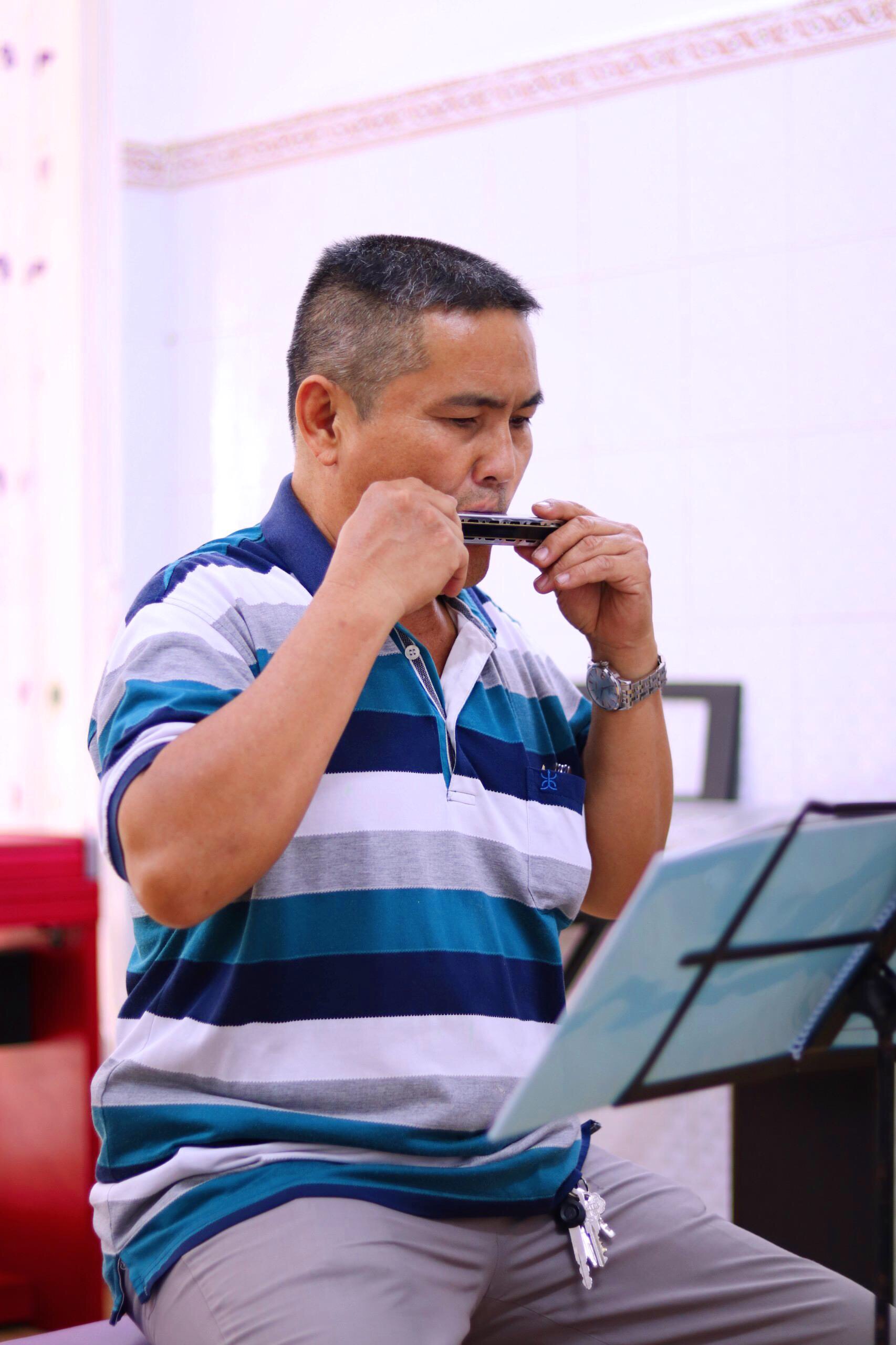 Dạy kèn harmonica cho người lớn