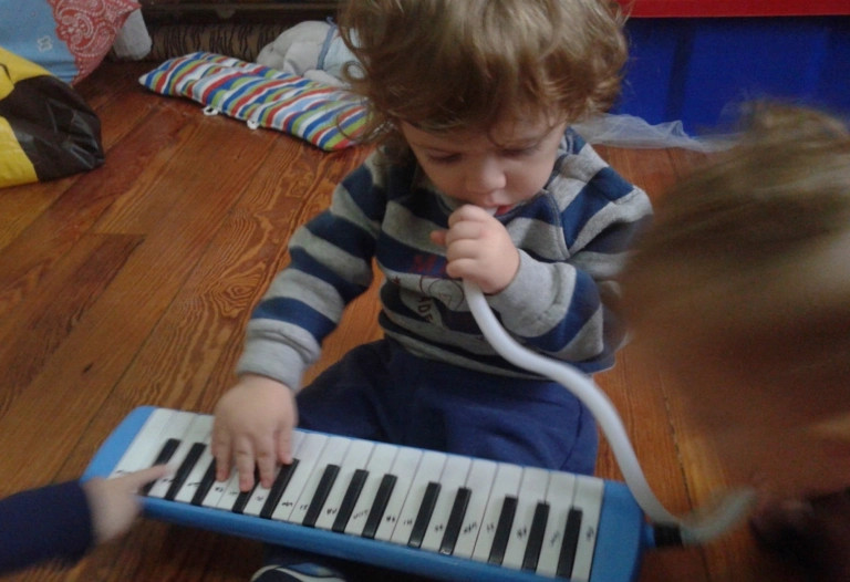 Kèn melodion giúp bé làm quen với âm nhạc