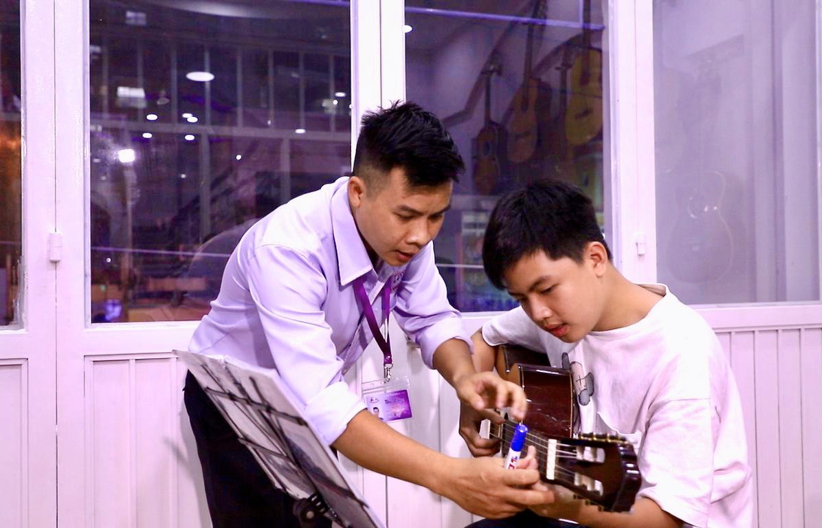 Ưu điểm khi học đàn guitar trực tiếp