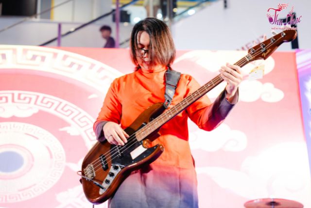 Học guitar điện có khó không?