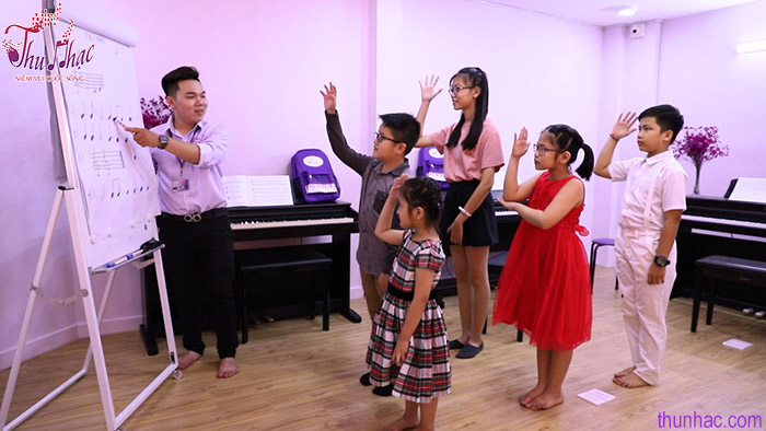 (Lớp nhóm học đàn Piano chất lượng  tại Thu Nhạc quận 6 TP.HCM)