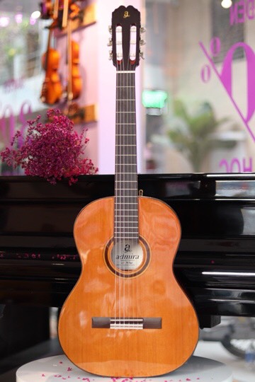 Mua đàn guitar classic chính hãng.