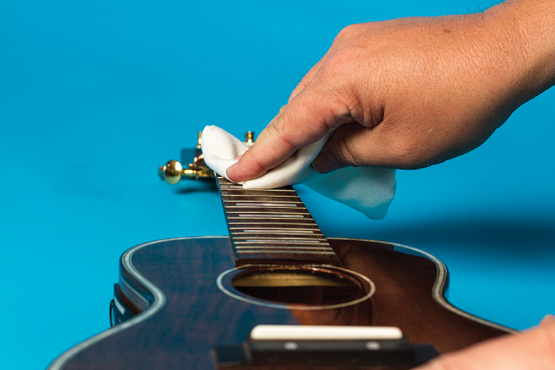 Vệ sinh lại cây đàn Ukulele
