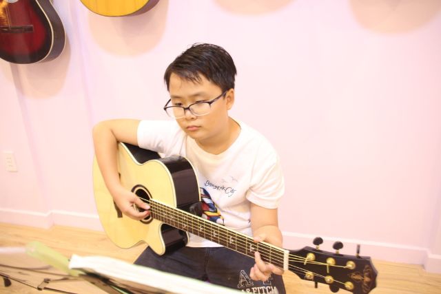 Tại sao nên học đàn guitar cổ điển online?