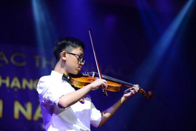 Khóa học đàn violin qua mạng của Thu Nhạc