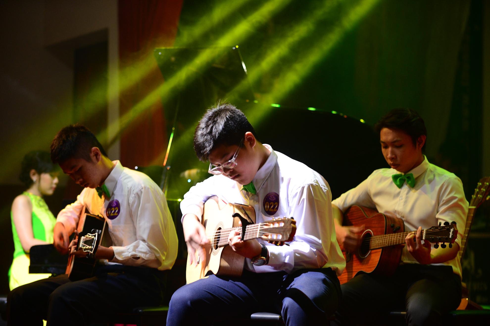 thuê đàn guitar đi show