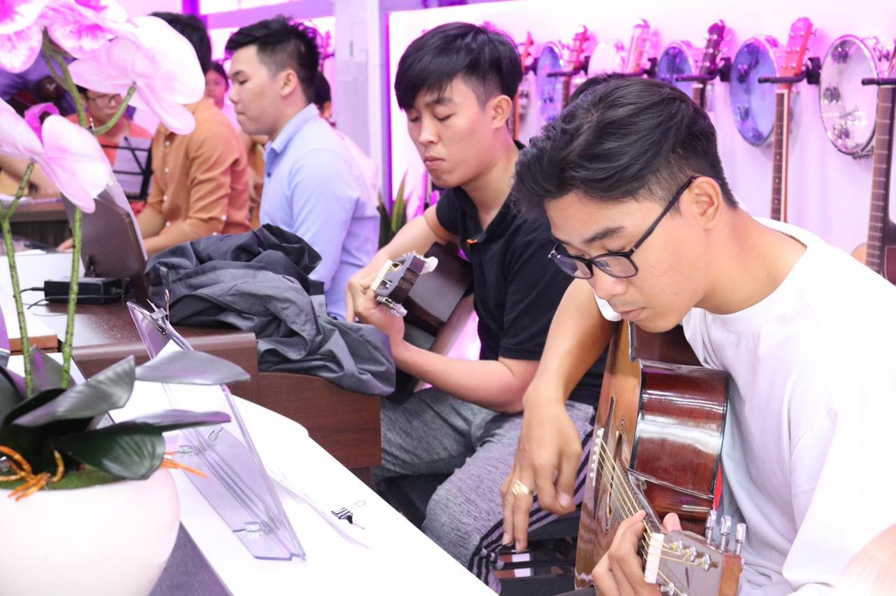 giao lưu trong quá trình học đàn guitar